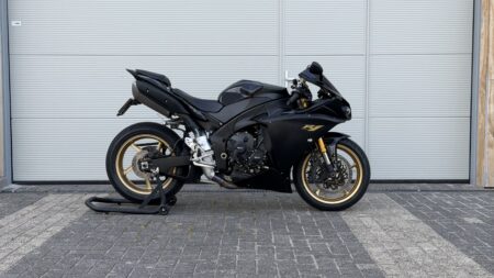 Yamaha YZF-R1 | RN22 | Zwart / Goud | Titanium Akrapovic Spruitstuk | Crossplane Engine | 35kw