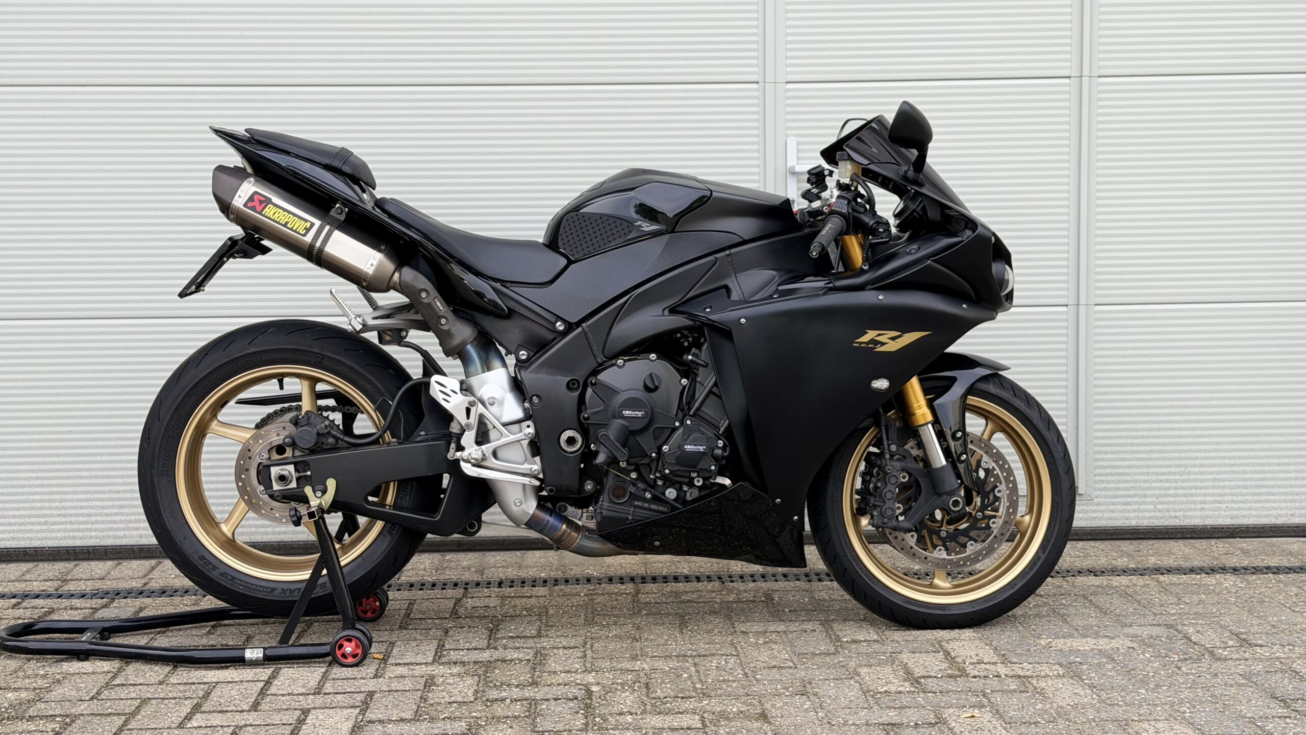 Yamaha YZF-R1 | RN22 | Zwart / Goud | Titanium Akrapovic Spruitstuk | Crossplane Engine | 35kw YZF-R1